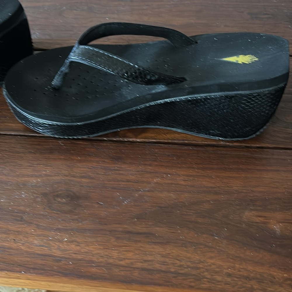 Volatile black platform flip flops - Picture 2 of 6